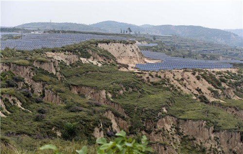 山西省孝义市西辛庄镇太子里村的100兆瓦太阳能光伏发电项目一角(9月