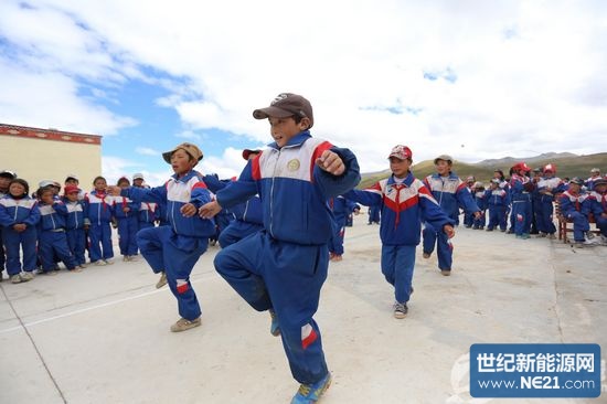 “点亮玉树”公益使者正在了解无电学校的用电需求 徐国锋摄