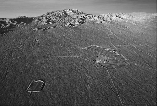 2010年10月15日， Ivanpah project 计划将在南加州 Mojave 沙漠中建造 3 座 ISEGS大型太阳能电厂，称为太阳能场（Solar Field）。2011年1月14日，准备兴建的一号太阳能场（ Solar Field One ）基地，上方为 Clark 山脉。